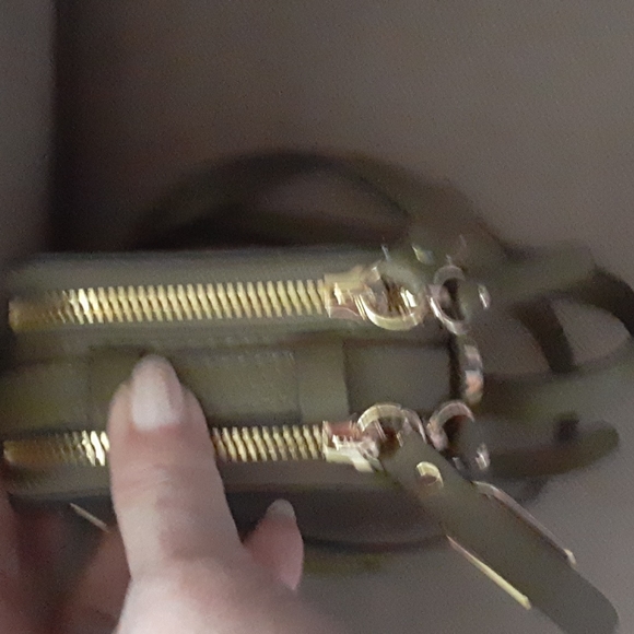 Fabulous double zip camo leather bag. Gold tone, feet adjustable strap NWOT - Picture 5 of 11